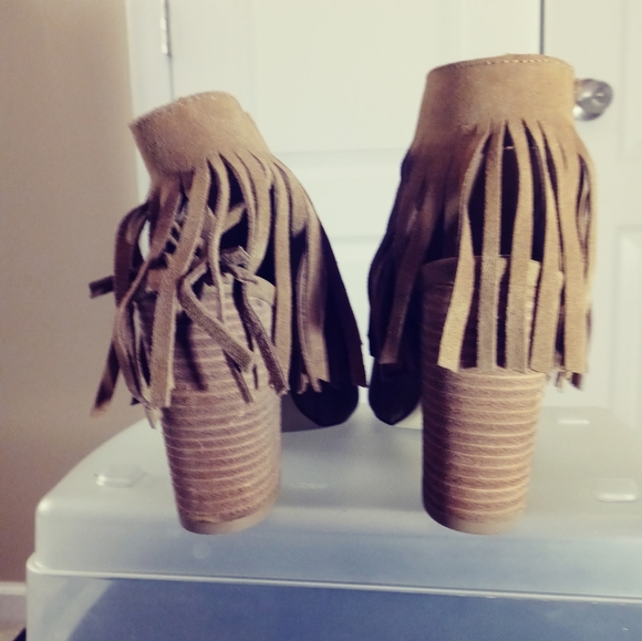 Carlos Santa Women's Tan / Cream Ankle Booties - Picture 3 of 11